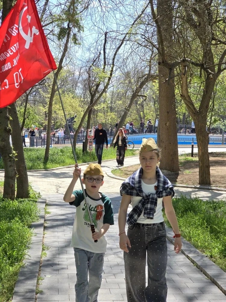Главный государственный инспектор Крымского отдела АЧТУ Росрыболовства Потеха Виктор Павлович совместно с внуками возложил цветы к мемориалу «Вечный огонь» в городе Саки. Мероприятие носило личный характер и было направлено на сохранение памяти о подвиге 