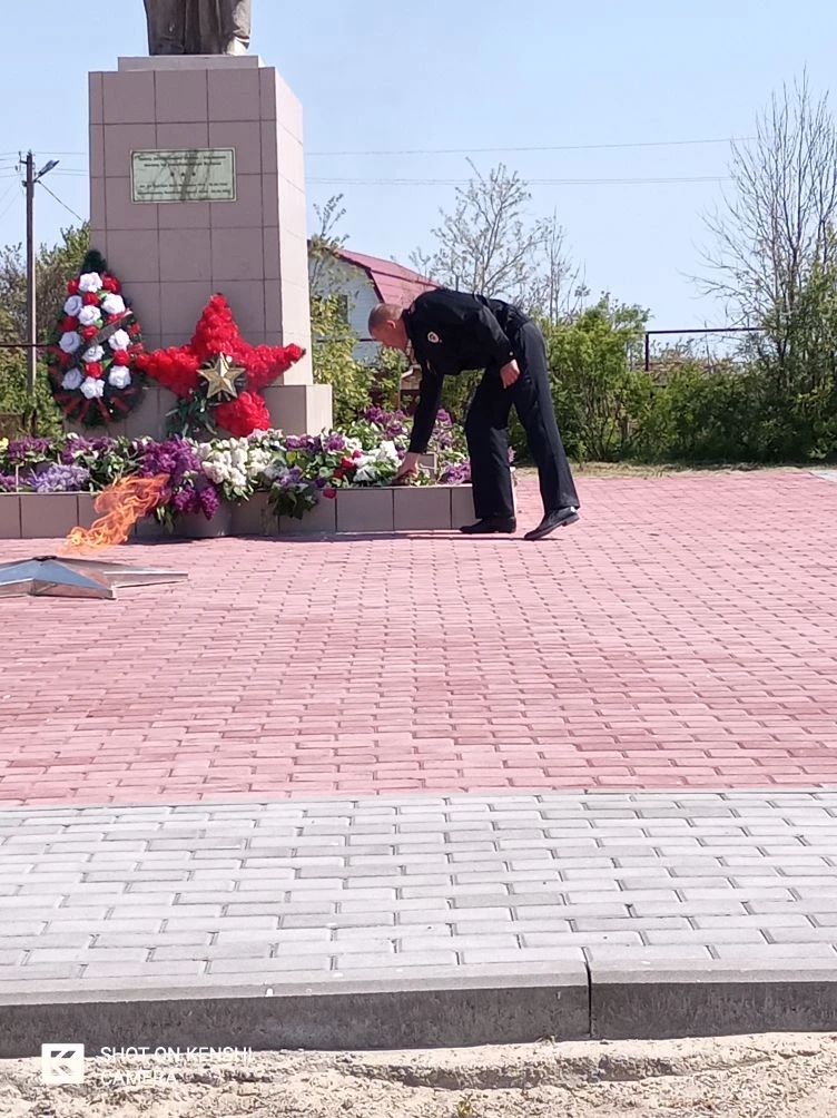 Сотрудники Азово-Кубанского отдела государственного контроля, надзора и охраны водных биологических ресурсов Росрыболовства 09.05.2026 приняли участие в возложении цветов к мемориалам памяти участникам Великой отечественной войны в станице Брюховецкой и с
