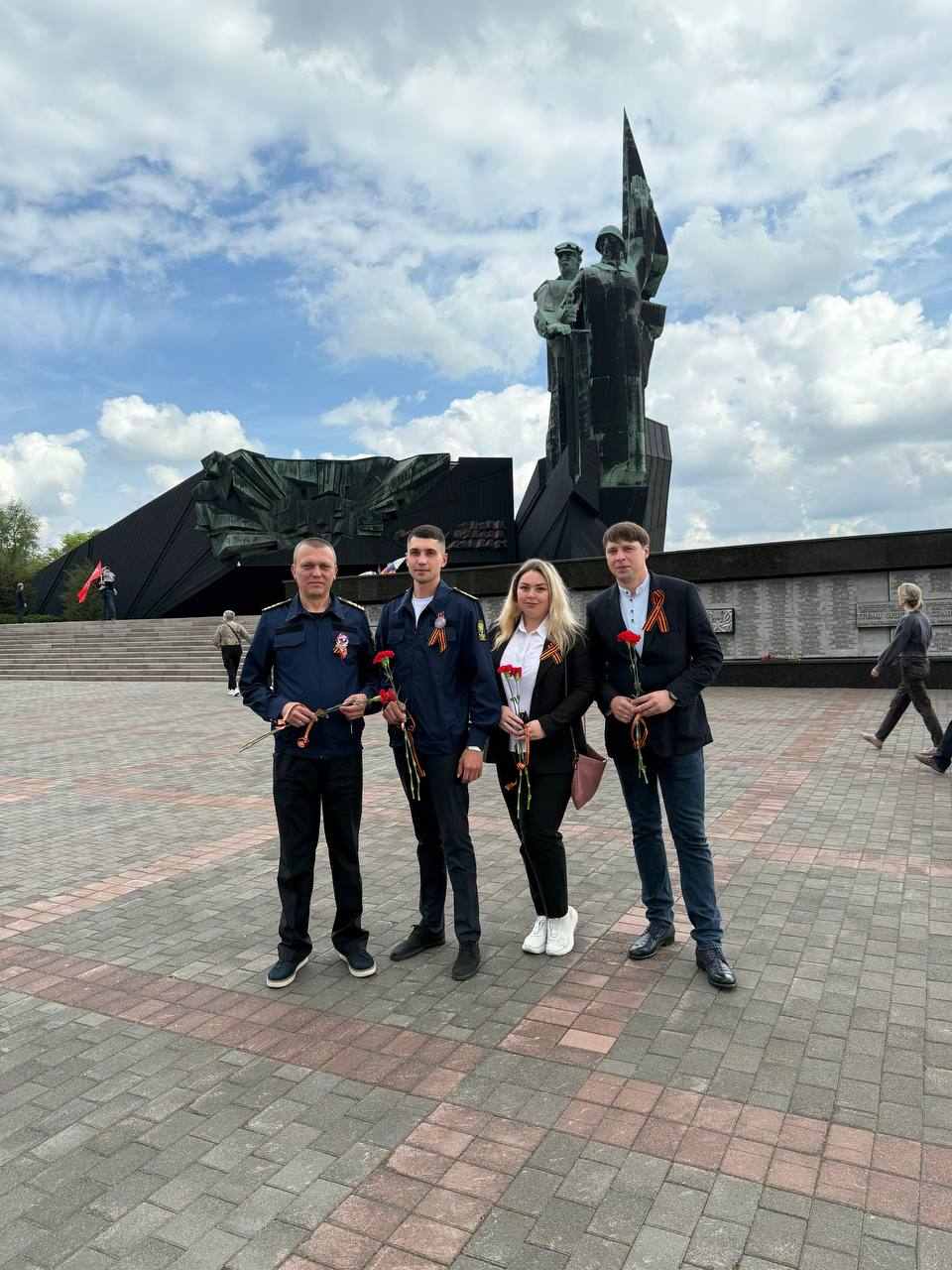 Возложение цветов к памятникам и мемориалам – многолетняя традиция, позволяющая сохранять наследие ветеранов, наших земляков, которые сражались за Родину для будущих поколений.