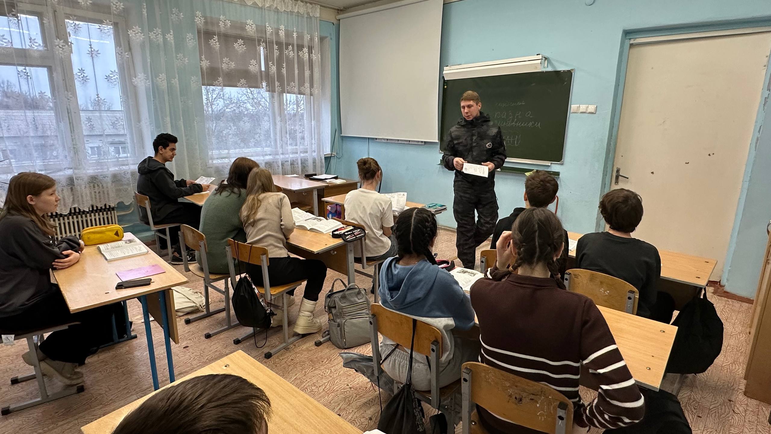 Инспектора продолжают посещать учебные заведения