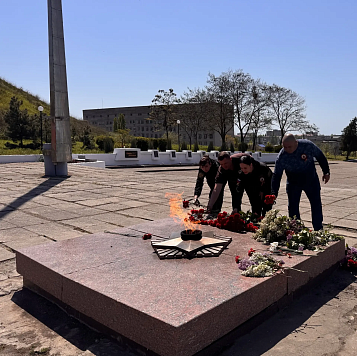  81 годовщина Победы в Великой Отечественной Войне 	Перед наступающим Праздником «Великой Победы» 9 мая, сотрудники Запорожского отдела рыбоохраны Азово-Черномороского  ТУ Росрыболовства с трепетом и глубоким чувством памяти возложили цветы к мемориальном