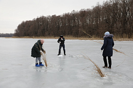 Бурим лунки ̶ спасём рыбу от замора