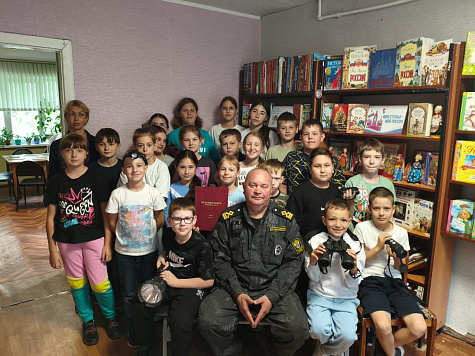 Старший госинспектор Верхнедонского отдела побеседовал с детьми в библиотеке